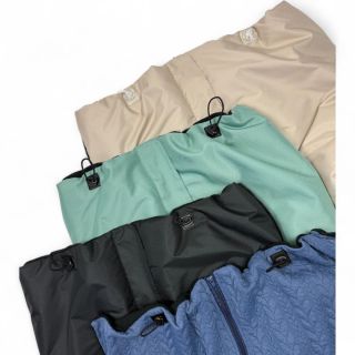 Každá naše zateplená a copánková deka má nově možnost stahování kolem dítěte 😍 Další skvělá pomoc je možnost všití šusťáku...